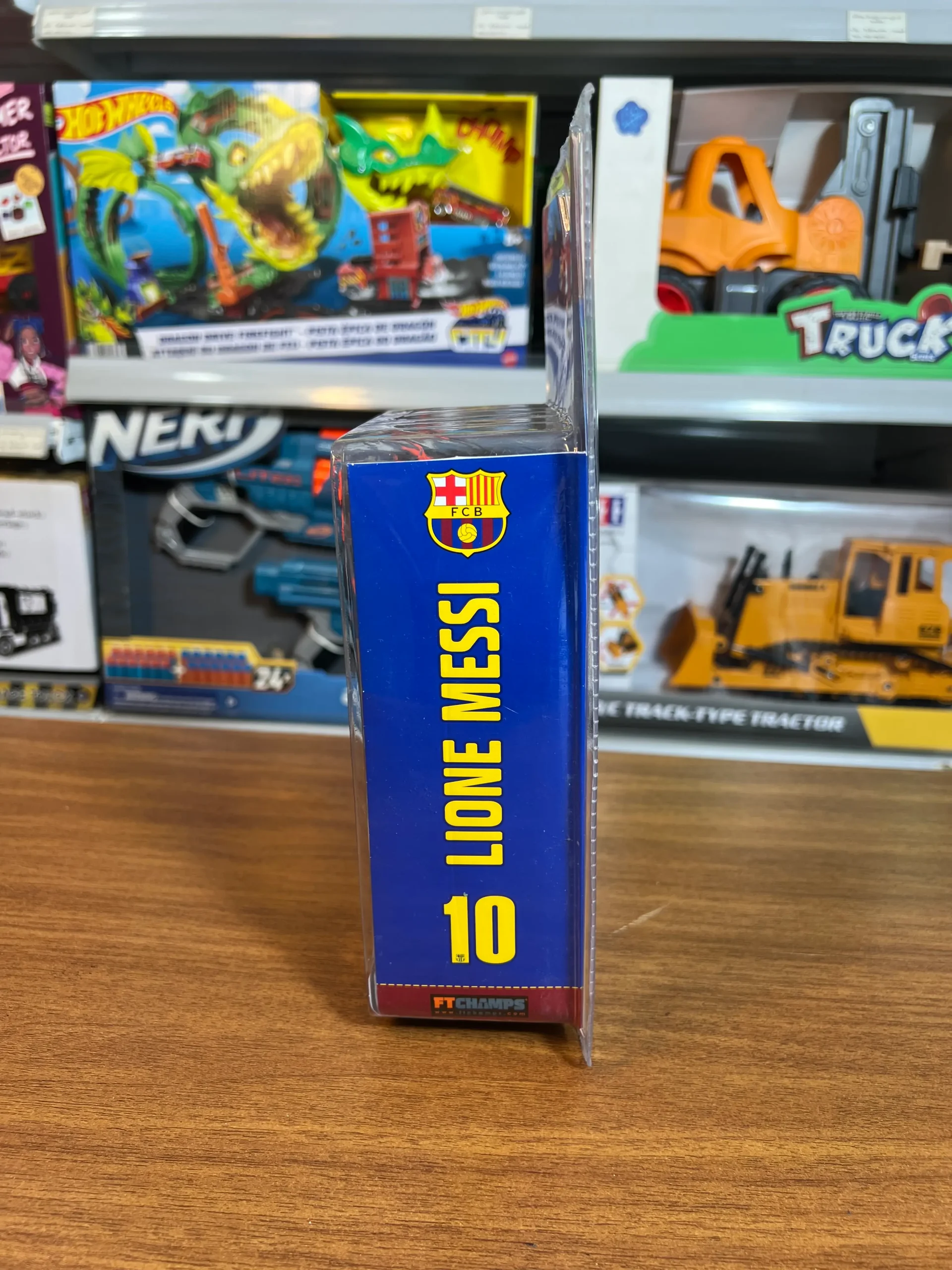 IMG_7826 کنار بسته بندی فیگور لیونل مسی